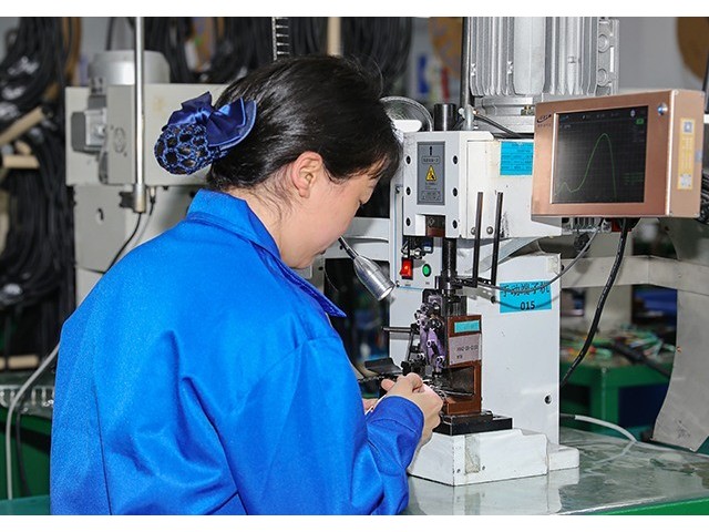 線束壓接工藝全解析：如何保障 0.01Ω 超低接觸電阻？
